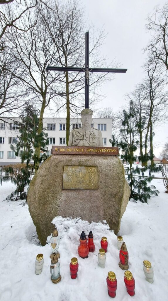 Obelisk Niepodległościowy z popiersiem Marszałka Józefa Piłsudskiego, znajdujący się przy siemiatyckim starostwie