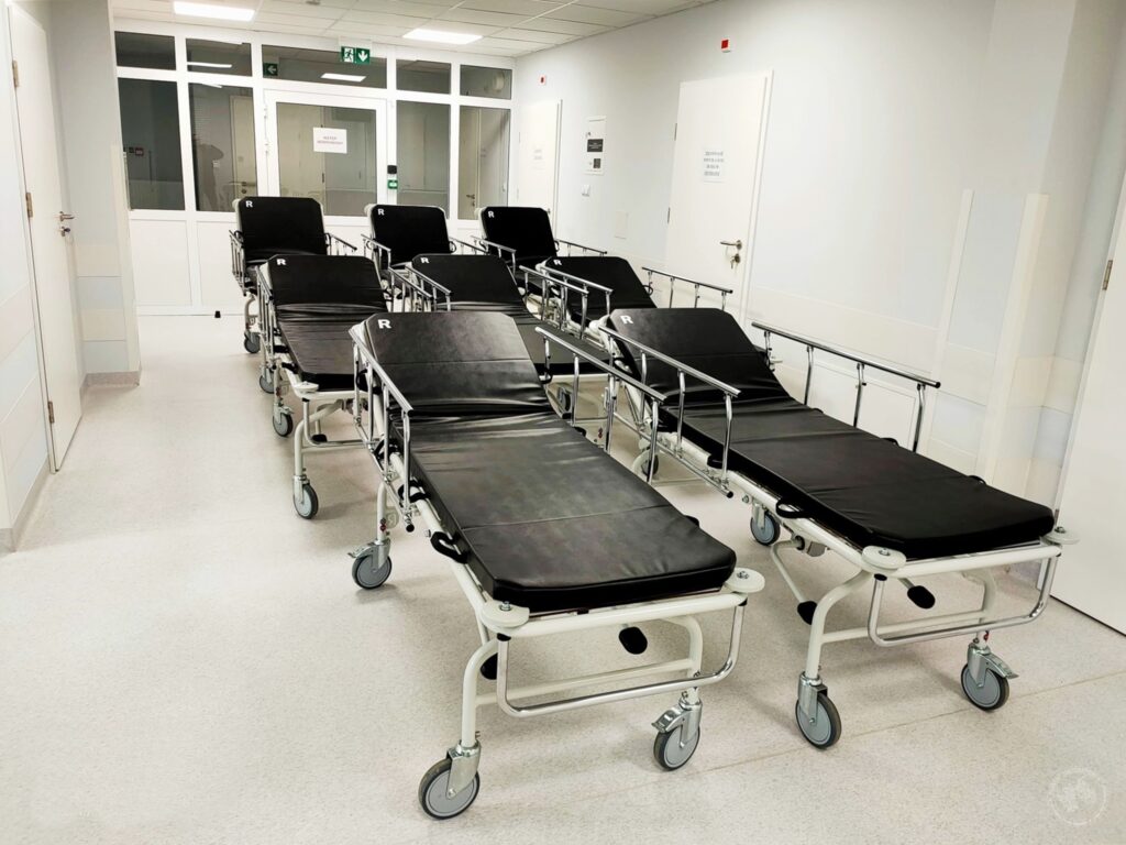 Zdjęcie przedstawia nowe wózki transportowe w siemiatyckim szpitalu powiatowym. 