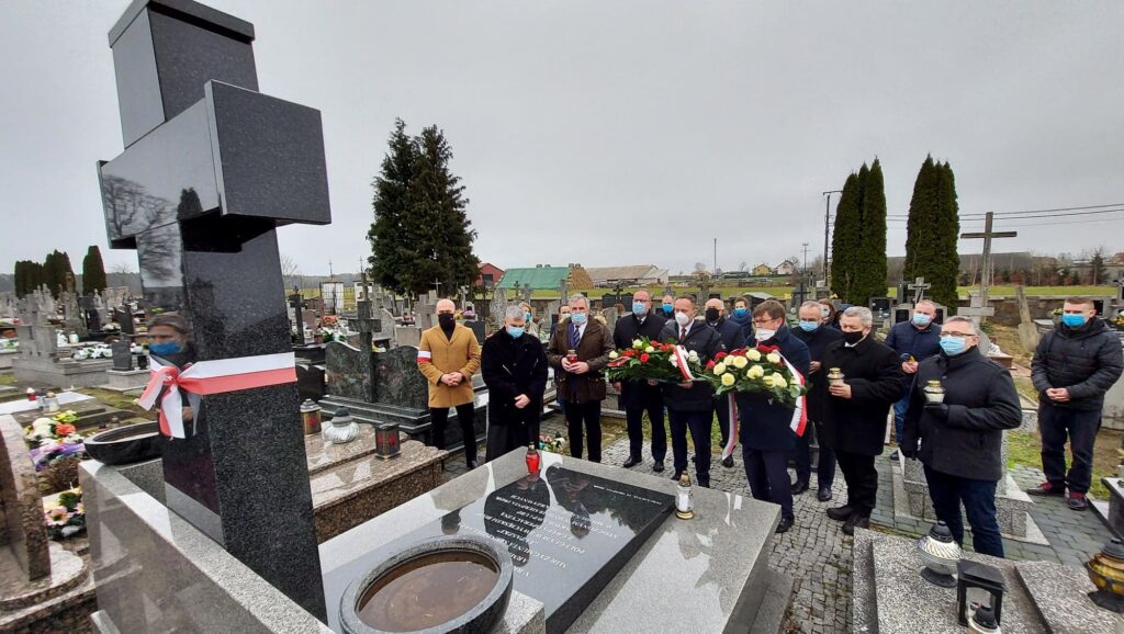 Delegacja Powiatu Siemiatyckiego i z Gminy Perlejewo przy pomniku poświęconym Żołnierzom Wyklętym w Perlejewie