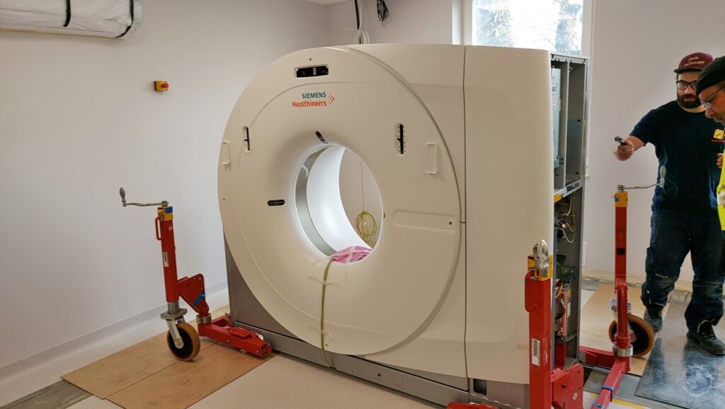 montaż nowego tomografu komputerowego w siemiatyckim szpitalu