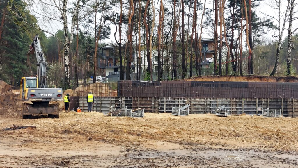 budowa boiska przy siemiatyckim liceum